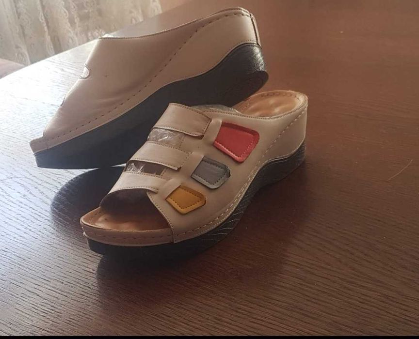 Ботінки та шльопанці жін.