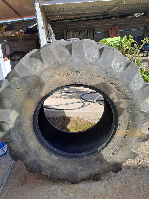 Pneus traseiros retroescavadora