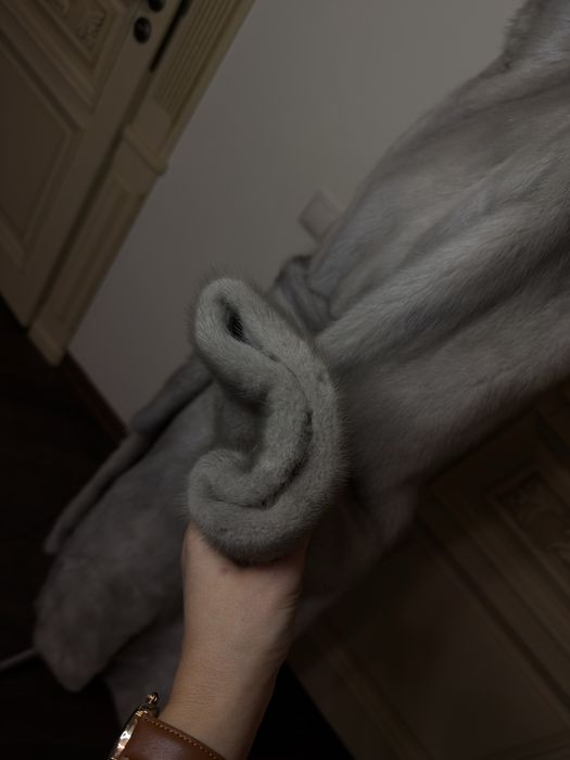 Норкове пальто , Італія , сіре нефарбавене хутро , цільні частини