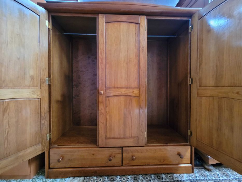 Roupeiro em madeira maciça com três portas e três g