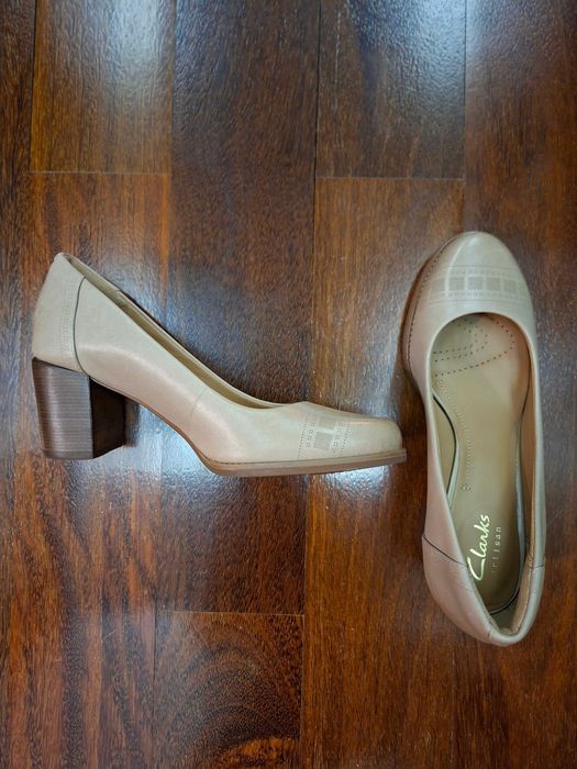 Sapatos marca Clarks em pele cor nude de salto alto