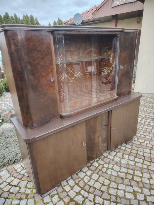 Stary kredens, fornirowany