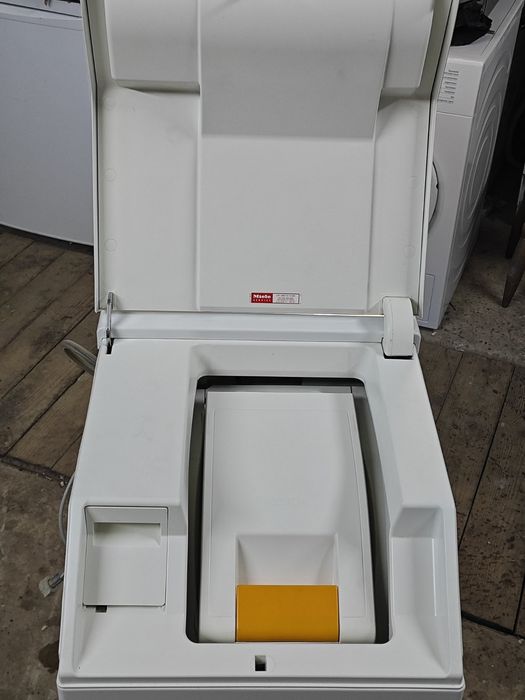 Вертикальна пральна машина Miele TopStar