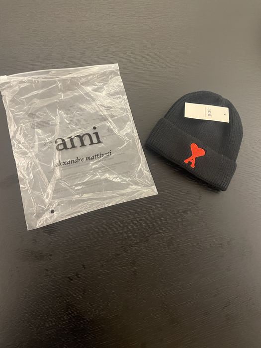 Gorro preto com detalhe vermelho Ami Paris