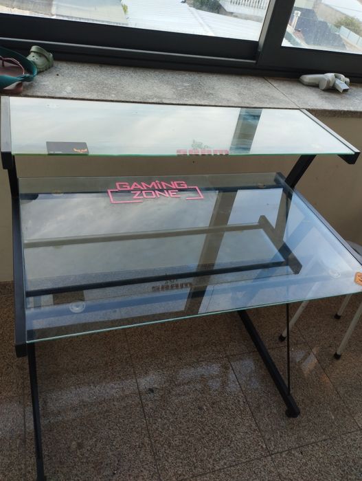 mesa de escritório em vidro