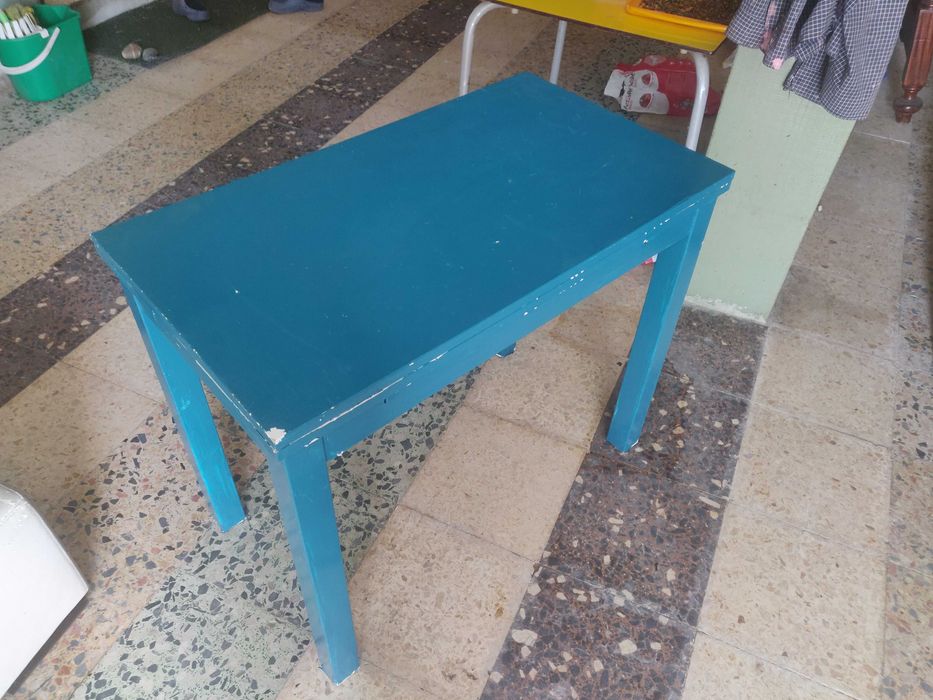 mesa de madeira pintada de azul