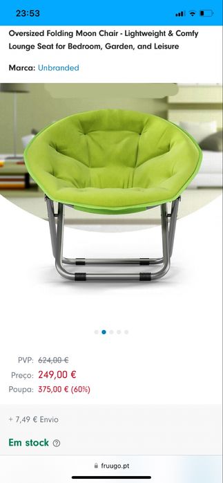 4 cadeiras pretas, mesa de apoio, mesa de jantar, tapetes e cortinados