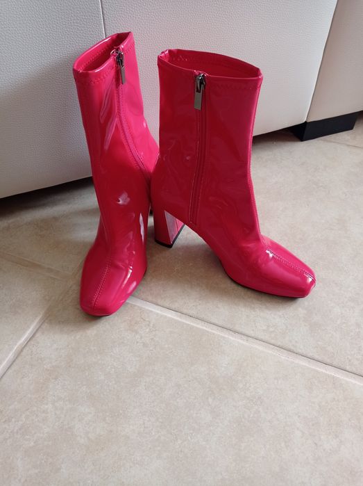 Botas vermelhas de verniz