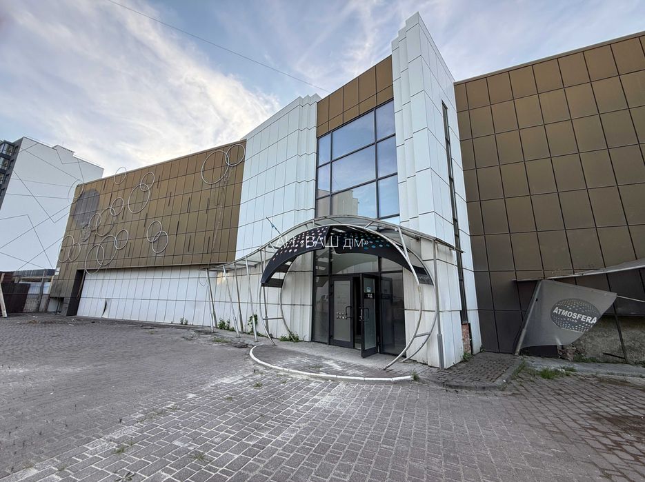 ОРЕНДА приміщення ПОРУЧ із ЖК "ЛИПКИ", закритий двір, власна ПАРКОВКА