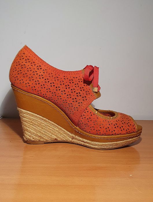 Salto Alto de Cunha com abertura à frente