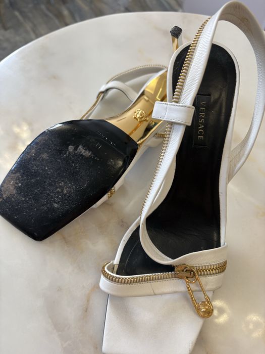 Босоножки Versace белые