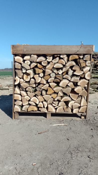 Dębina opałowa na palecie