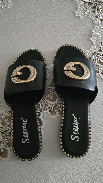 Sprzedam damskie klapki.
