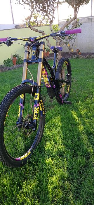 Bicicleta Downhill Commençal