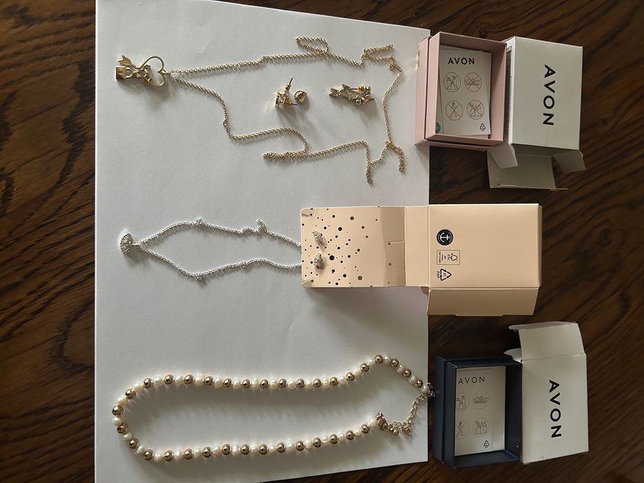 Trzy komplety biżuterii