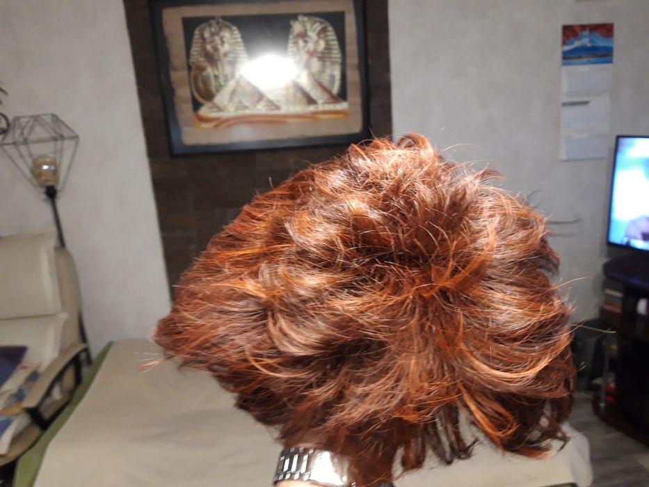 Peruka z włosów sztucznych