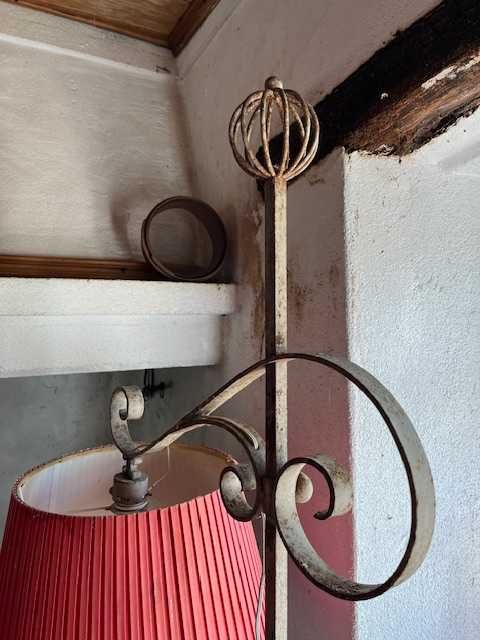 Candeeiro de pé em ferro trabalhado