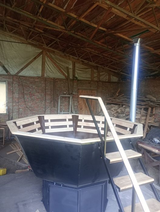 Великий Банний чан " Пан Степан" Діаметр 2,4 м. Вмістимось 6-8 осіб.