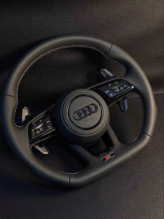 Volante Audi RS com comandos multifunções e airbag