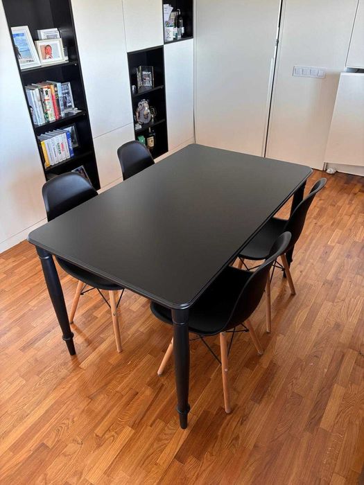 Mesa de refeição, preta 130cmX80cm com 4 cadeiras.