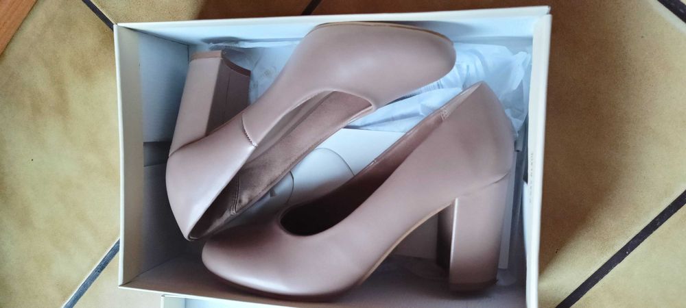 Nowe buty na obcasie zakupione w CCC.