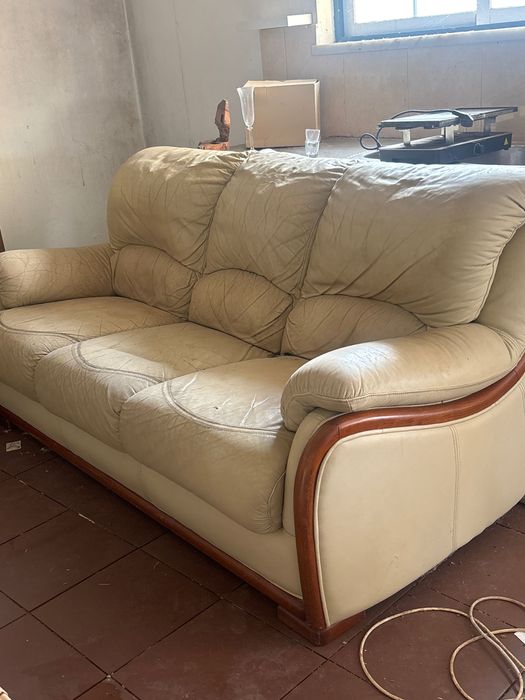 Sofá de três lugares para dar