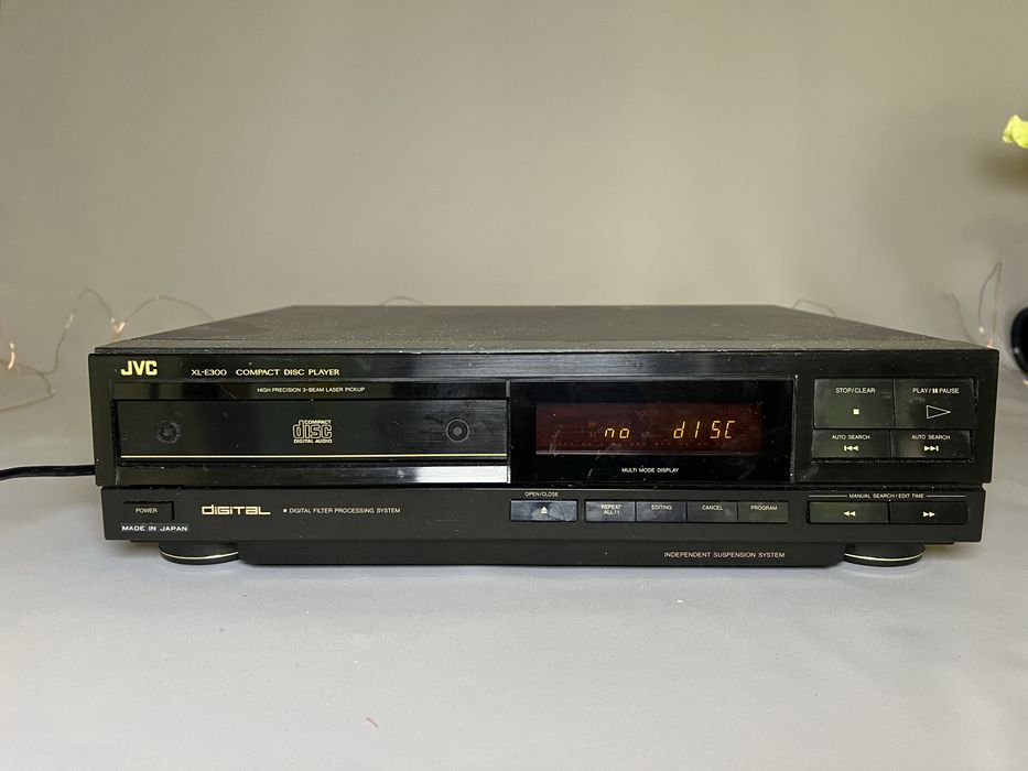 програвач компакт-дисків JVC XL-E300BK.
