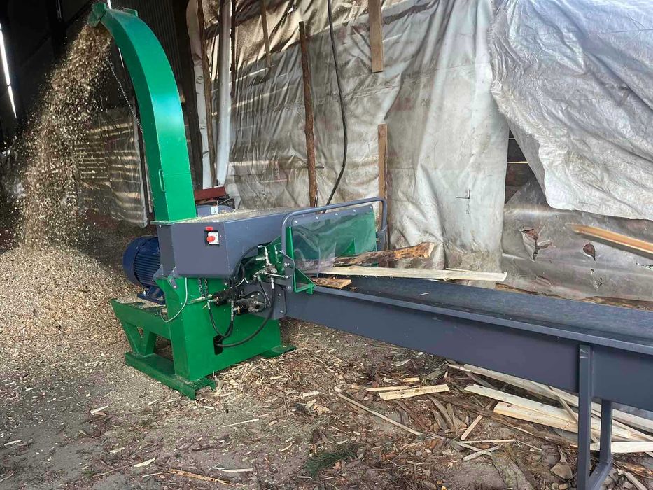 Дробарка кругляка 220мм в щепу. Щепоріз 55квт з транспортером. Щепоріз