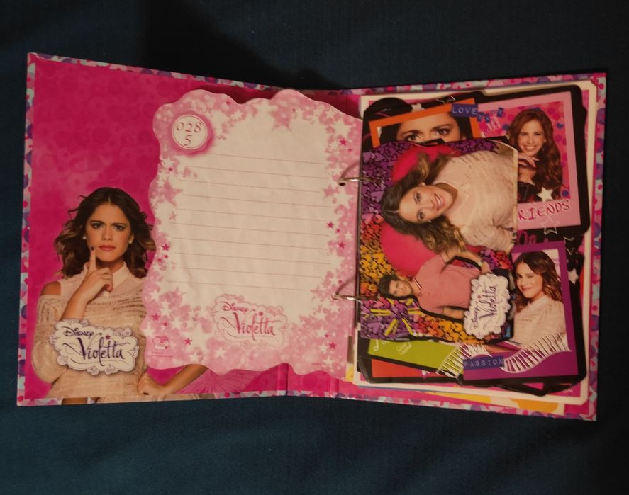 NOWY zestaw naklejek, pocztówki, karteczki i NOWY segregator Violetta.