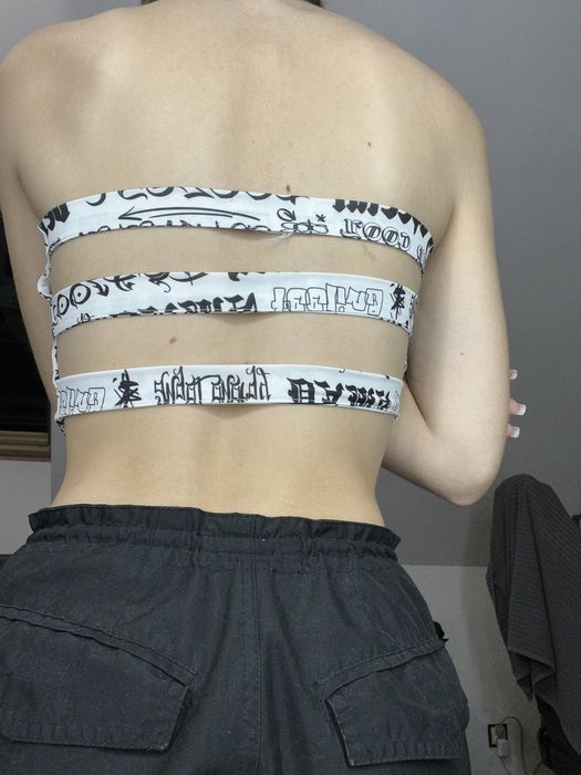 Krotki crop top bez ramiączek
