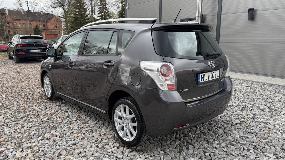 Toyota verso rok 2009 silnik 2.2 diesel stan dobry