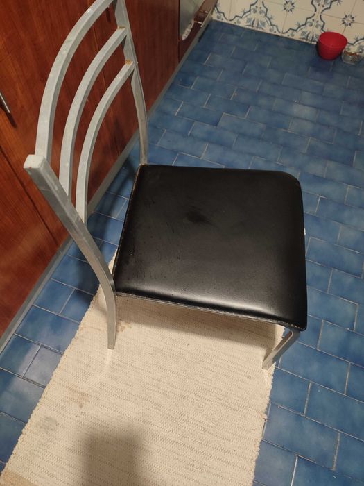 Mesa em vidro e 4 cadeiras