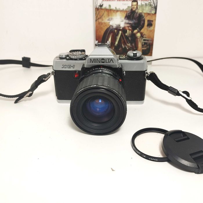Lustrzanka analogowa Minolta XG-1 z obiektywem Sigma 35-70mm 1:2,8