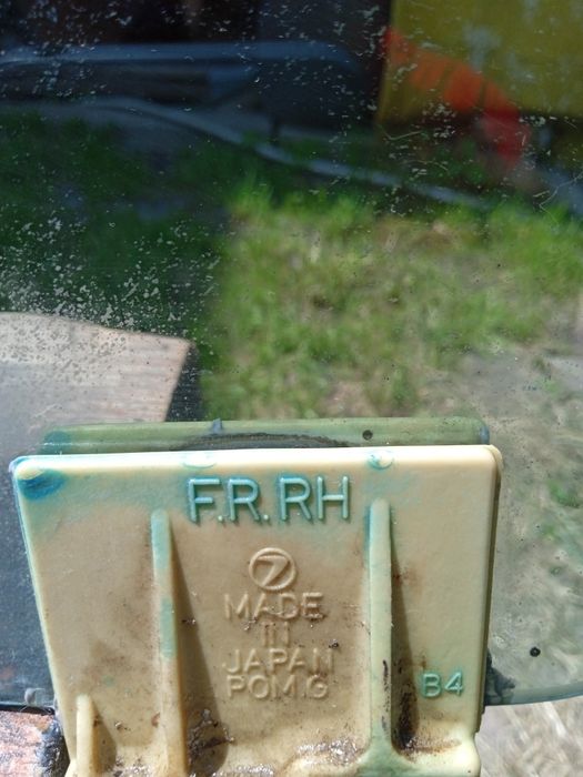 Субару леон переднє праве скло,