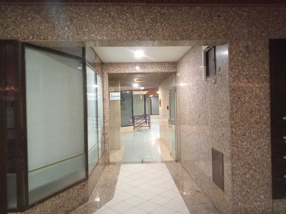 Loja 80m2 situada em Espinho junto à estação de Comboios