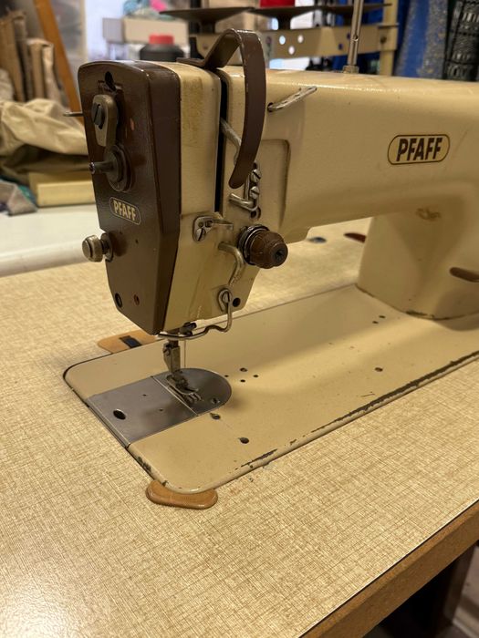 Máquina de Costura Industrial Pfaff – Máquina Profissional com Mesa
