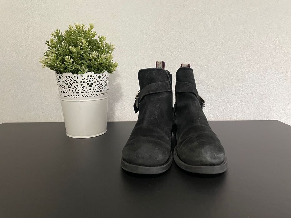 Botas pretas pelo tornozelo