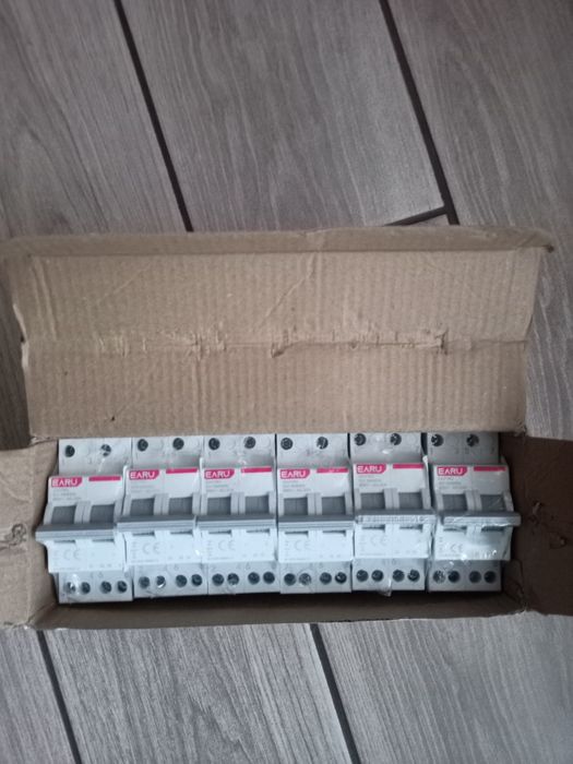 Реле напруги; Ручне перемикання АВР (Автомат вводу резерва)2-4 полюса