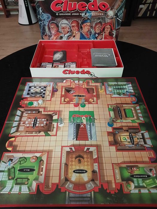 Jogo de tabuleiro Vintage clássico detetive completo versão de 1996. Usado mas está em bom estado e completo com todas as cartas e peças.