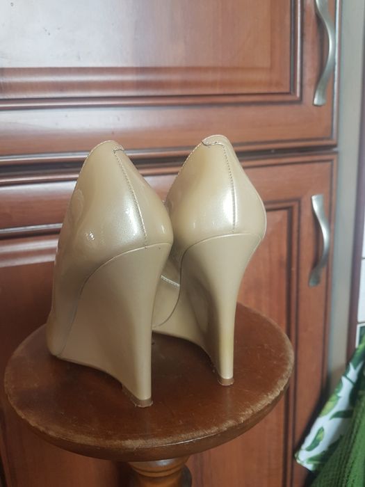 Buty na koturnie open toe perłowe Enzo Angiolini 36 skóra lakierowana