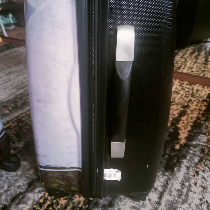 Trzy walizki na kółkach