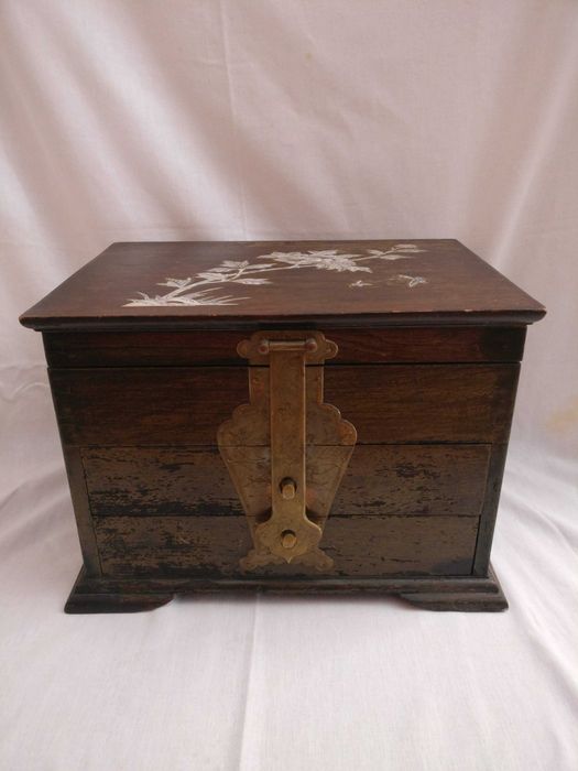 Caixa com embutidos em madre pérola