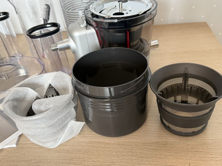 Wolnoobrotowa wyciskarka KitchenAid 5KSM1JA plus akcesoria