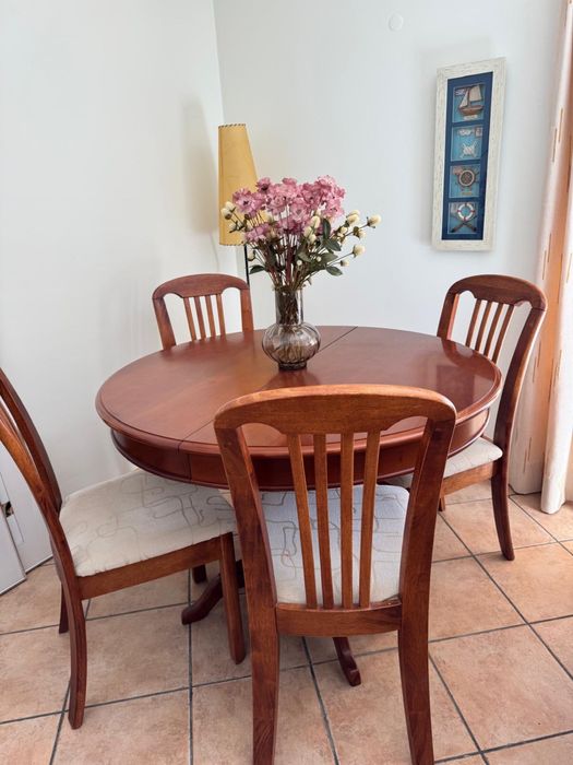 Mesa Redonda Extensível e 4 Cadeiras