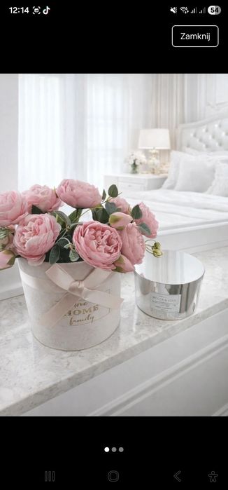 Sztuczne kwiaty w koszyku + świeca