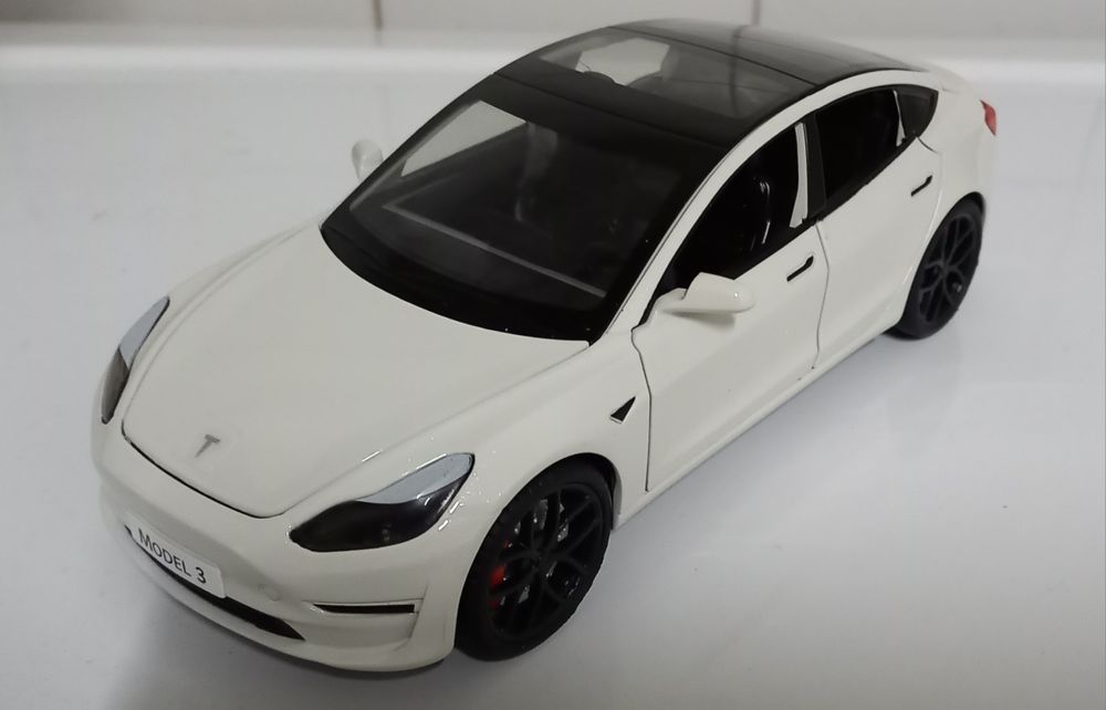 Tesla Model 3 Miniatura esc 1/24