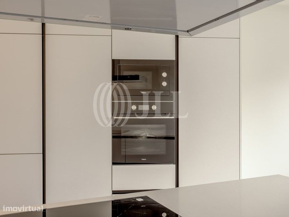 Apartamento T4 com varanda e garagem nas Antas Porto