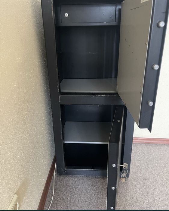 Продам сейф для антикваріату та інших цінностей