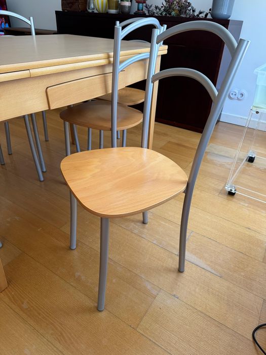 Mesa em madeira maciça com 6 cadeiras