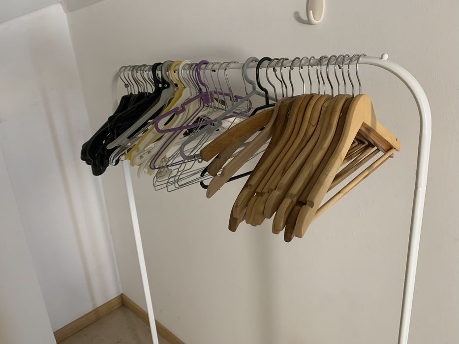 Cabideiro de Roupas com cabides